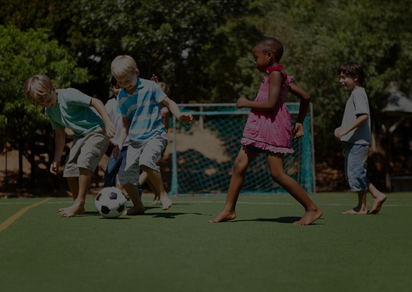 Futebol infantil meninos jogam esporte competitivo no parque